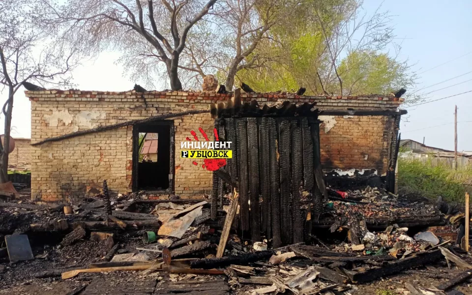 В Алтайском крае при пожаре в селе погибла женщина