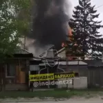 Большой столб дыма поднялся в Барнауле из-за пожара в частном доме