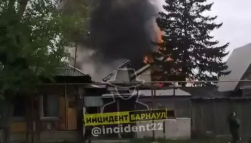 Большой столб дыма поднялся в Барнауле из-за пожара в частном доме