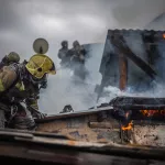 Фотограф показал кадры с места серьезного пожара в частном доме Барнаула