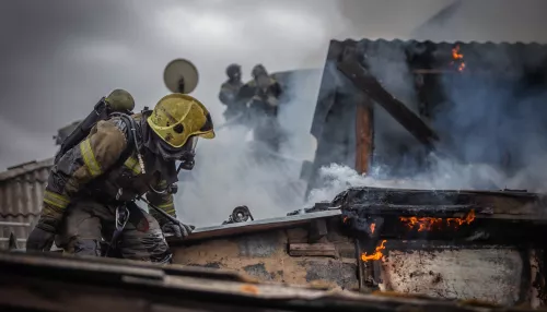 Фотограф показал кадры с места серьезного пожара в частном доме Барнаула