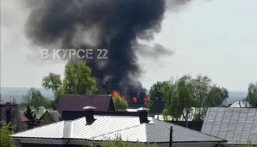 В частном секторе Барнаула загорелось сразу три дома