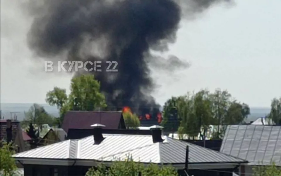 В частном секторе Барнаула загорелось сразу три дома