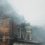 В Барнауле пожар на улице Промышленной охватил более 300 квадратов