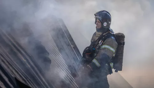 Фотограф показал кадры масштабного пожара в частном секторе Барнаула