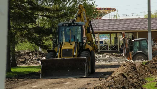 Большой демонтаж: как идет благоустройство в старейшем парке Барнаула. Фото