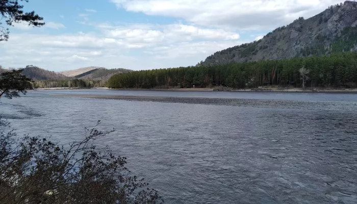 Унесло течением: в Горном Алтае на Катуни перевернулась лодка с людьми