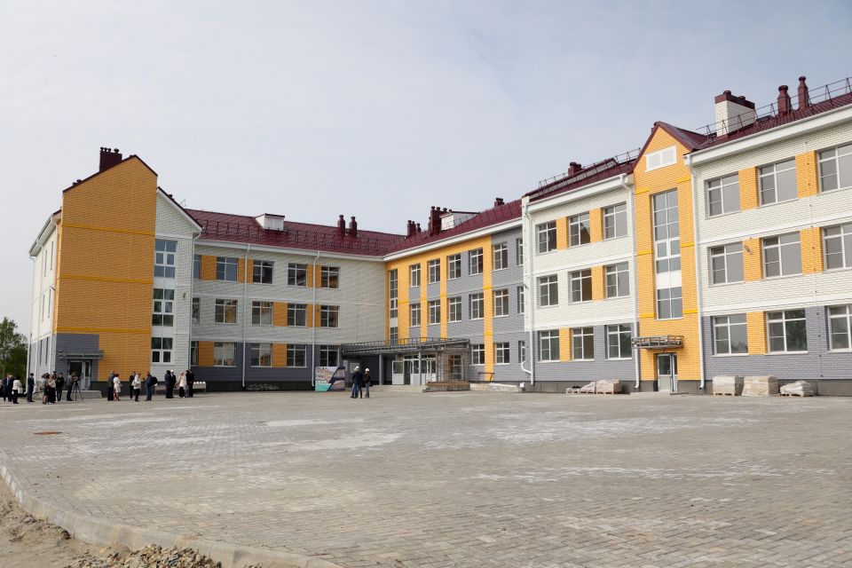 Виктор Томенко осмотрел строящуюся школу в "Спутнике"