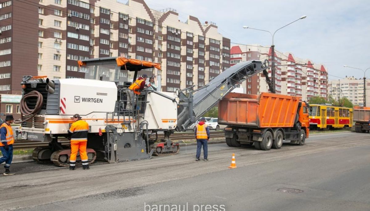 В Барнауле по нацпроекту ремонтируют дорогу на улице Малахова - Толк  16.05.2023