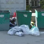 Жители Барнаула уже второй год спорят из-за мусорных баков