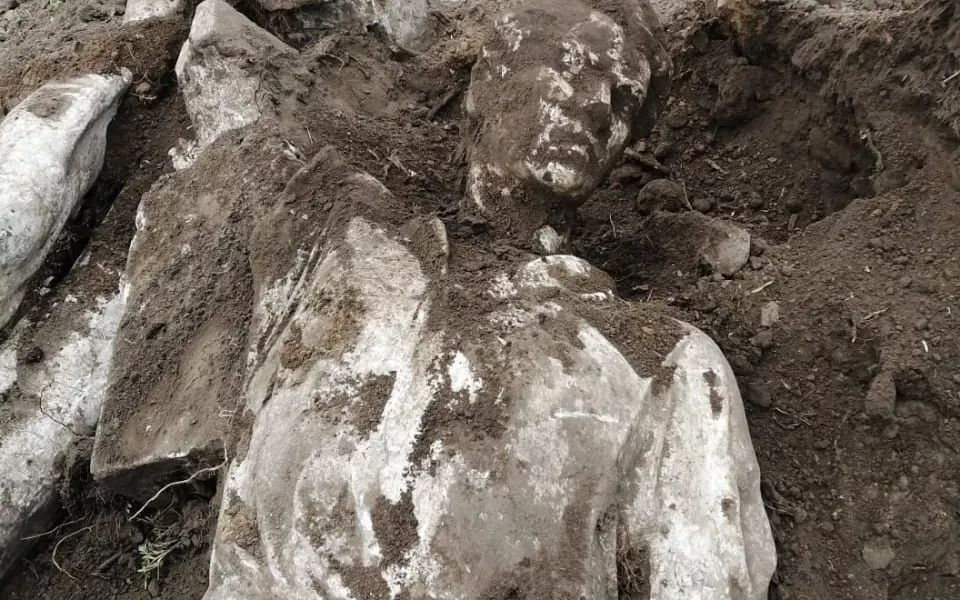 В барнаульском парке Изумрудный нашли остатки статуи из советского прошлого