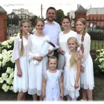 В Барнауле родителей пятерых дочек наградили медалью Родительская слава