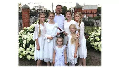 В Барнауле родителей пятерых дочек наградили медалью Родительская слава