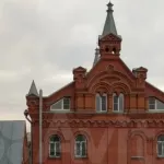 В Барнауле за 110 млн рублей продают дом-дворец с арками из демидовского кирпича