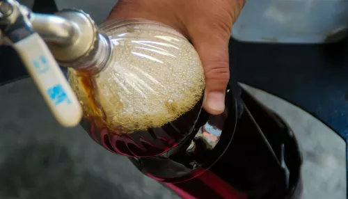 Жители Барнаула сняли на видео, как продавец разливного кваса дует в бутылки