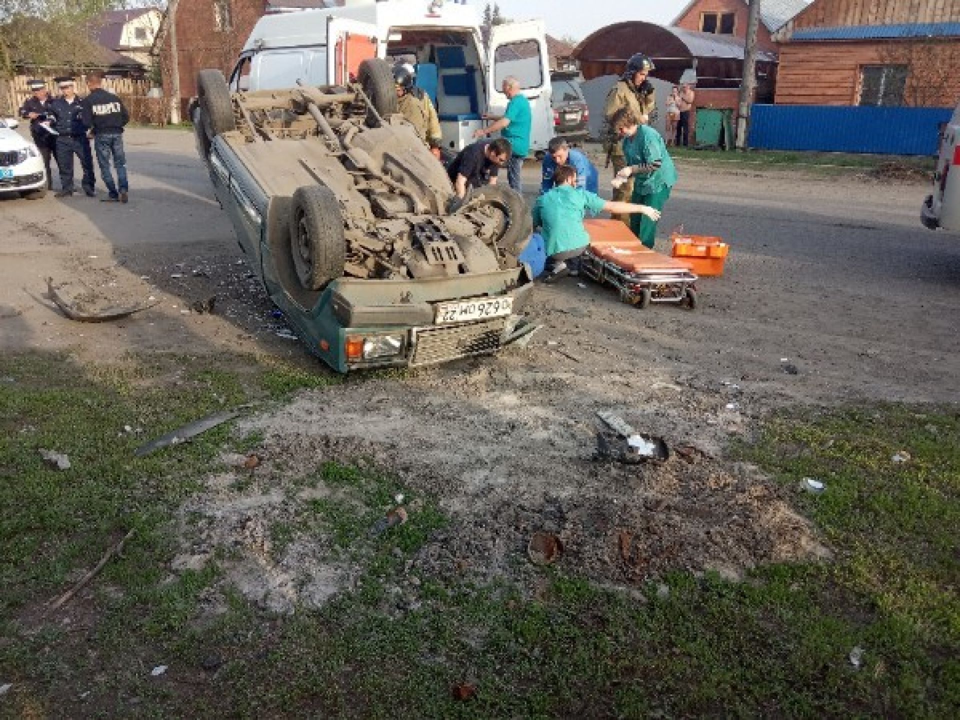 Инцидент бийск. Аварком Бийск инцидент. Авария в Бийске на Каховской. Авария в Бийске вчера видео вытаскивают человека из машины.