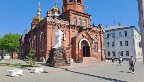 В Барнауле установили памятник Николаю Чудотворцу. Фото