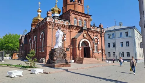 В Барнауле установили памятник Николаю Чудотворцу. Фото
