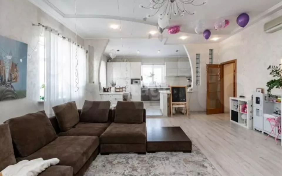 В Барнауле продают четырехуровневую квартиру с камином и ванной у окна