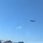 Барнаульцев озадачил застывший в небе самолет