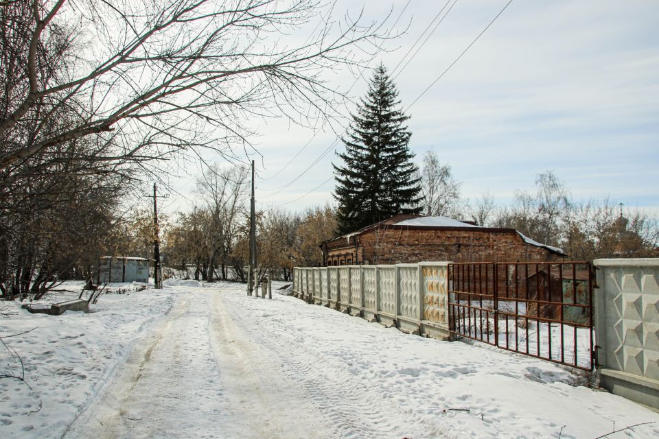 Торец здания на улице Приречной, 12. Март 2023 года