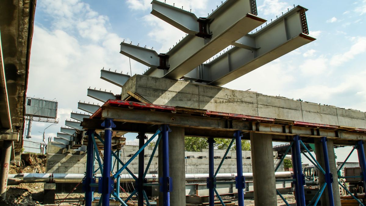 Процесс монтажа первого пролета металлического путепровода на Новом рынке в Барнауле. Мая 2023 года