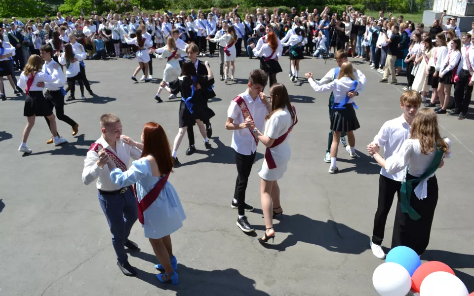 Председатель Барнаульской Думы напутствовала выпускников городской гимназии 27