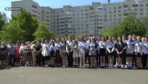 Прощай, школа! Тысячи школьников Алтайского края услышали последний звонок