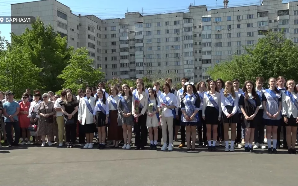 Прощай, школа! Тысячи школьников Алтайского края услышали последний звонок