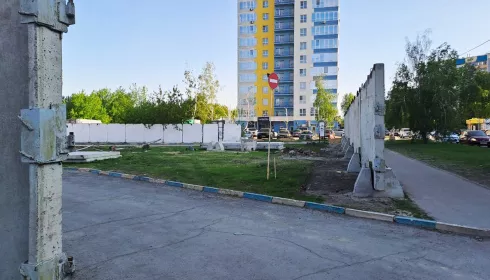 За ТЦ Европа в Барнауле вырос забор и готовится еще одна стройплощадка