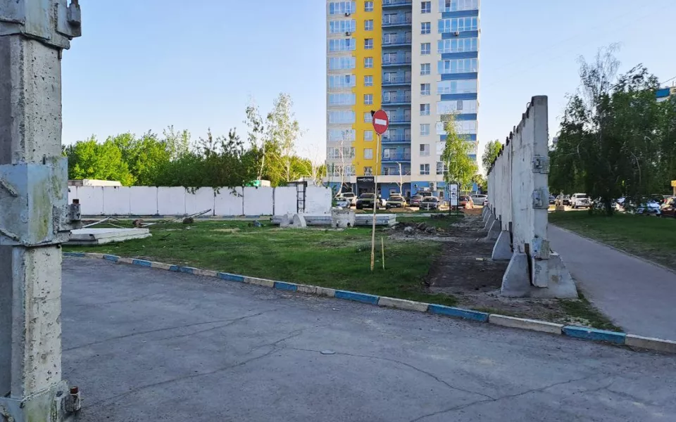 За ТЦ Европа в Барнауле вырос забор и готовится еще одна стройплощадка