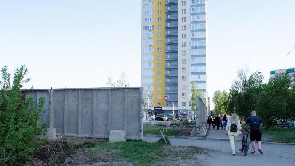 Огороженный участок на улице Шумакова, 7 и его окрестности