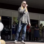 Возмужавший певец Арсений Бородин выступил на последнем звонке в Барнауле