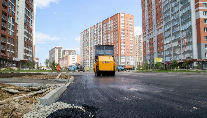 Свежий асфальт и зелень: как в Барнауле строят новую дорогу в спальном районе