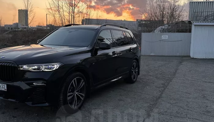 В Барнауле за 12,3 млн рублей продают BMW со светящейся панорамной крышей