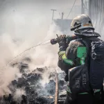 Фотограф показал работу пожарных на сложном возгорании в центре Барнаула