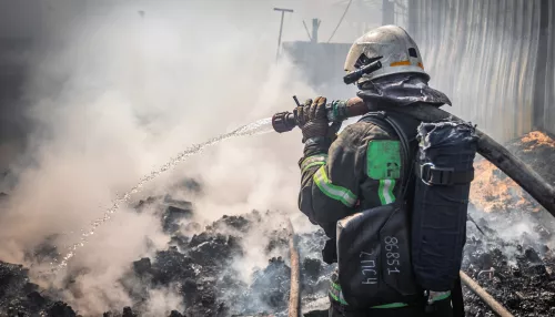 Фотограф показал работу пожарных на сложном возгорании в центре Барнаула
