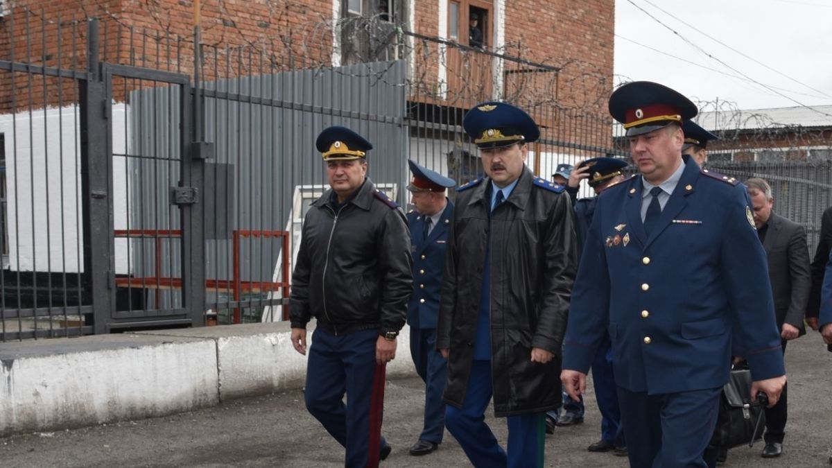 Владимир Фалилеев (с усами, в центре) посетил новосибирскую исправительную колонию №14 в 2018 году