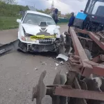 Около алтайского села столкнулись легковушка и трактор – водители сбежали