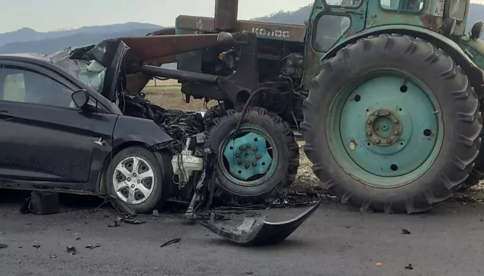 На Алтае произошло смертельное ДТП с участием трактора и легковушки