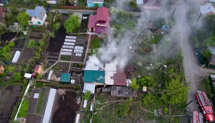В Барнауле пламя охватило дом в садоводстве за Лазурным