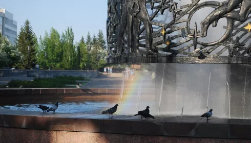 Брызги и радуги. Какие фонтаны заработали в Барнауле и когда включат остальные