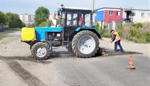 В Барнауле продолжается текущий ремонт дорог и тротуаров
