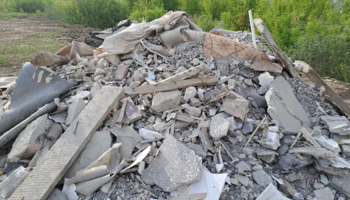 Могила для мусора. Горы стройматериалов хоронят рядом с рощей в Барнауле