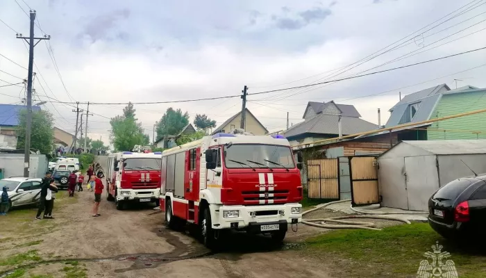 В Барнауле более 30 человек боролись с пожаром в частном секторе