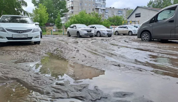 Несколько домов в Барнауле остались без воды, но с грязевыми барханами