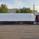 В Барнаул привезли новенький белорусский трамвай в чехле