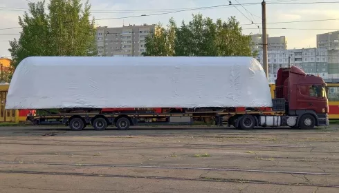 В Барнаул привезли новенький белорусский трамвай в чехле