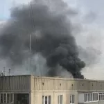 В Барнауле загорелся битум во время ремонта на крыше девятиэтажки