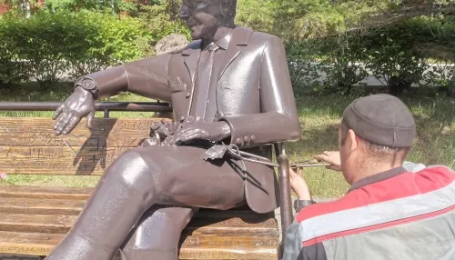 Памятник одинокому влюбленному вернули на лавочку у АлтГАУ в Барнауле